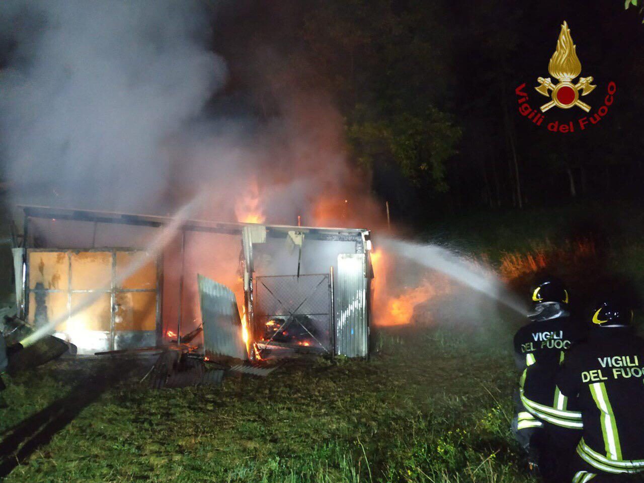 Incendio nella notte, a fuoco un fienile FOTO