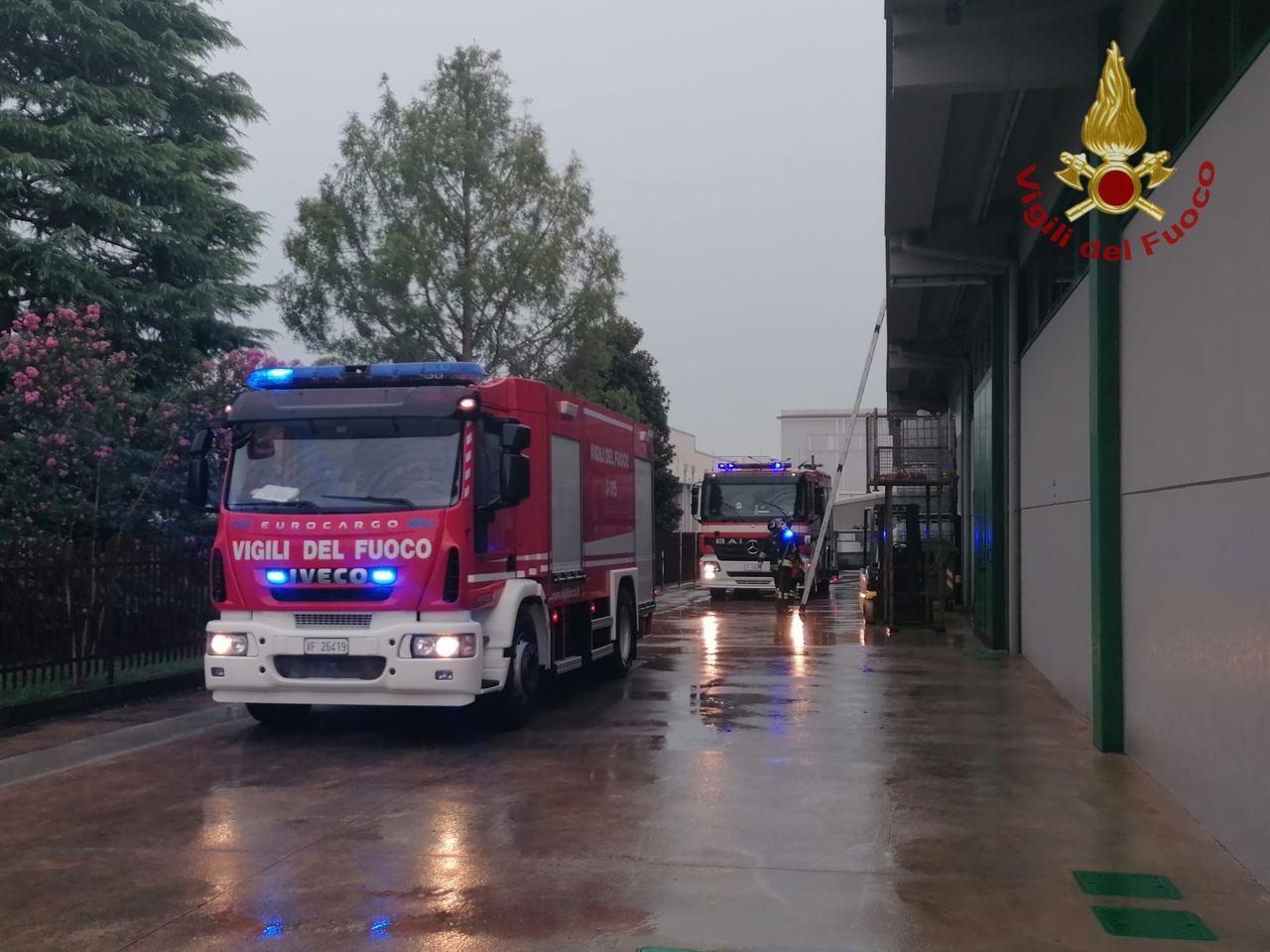 Caravaggio, incendio nella zona industriale FOTO