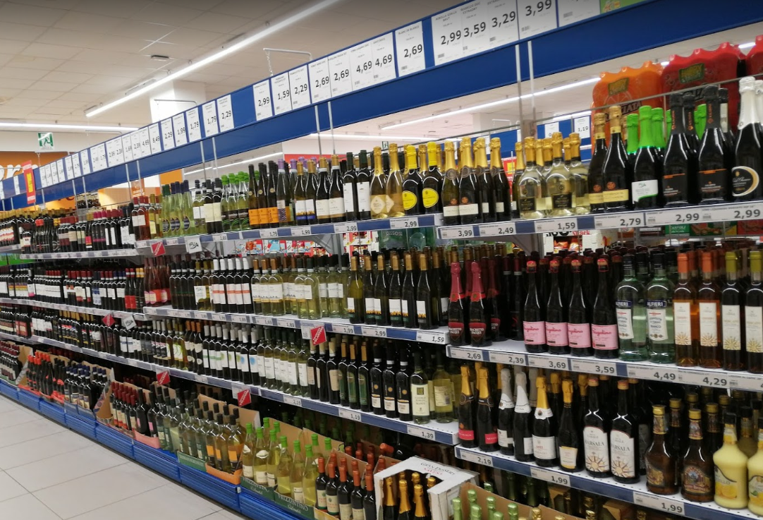 Beve il latte dagli scaffali e ruba alcolici, 25enne scoperto e arrestato