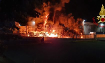 Tremendo incendio devasta un'azienda, densa colonna di fumo: "Chiudete le finestre" VIDEO FOTO