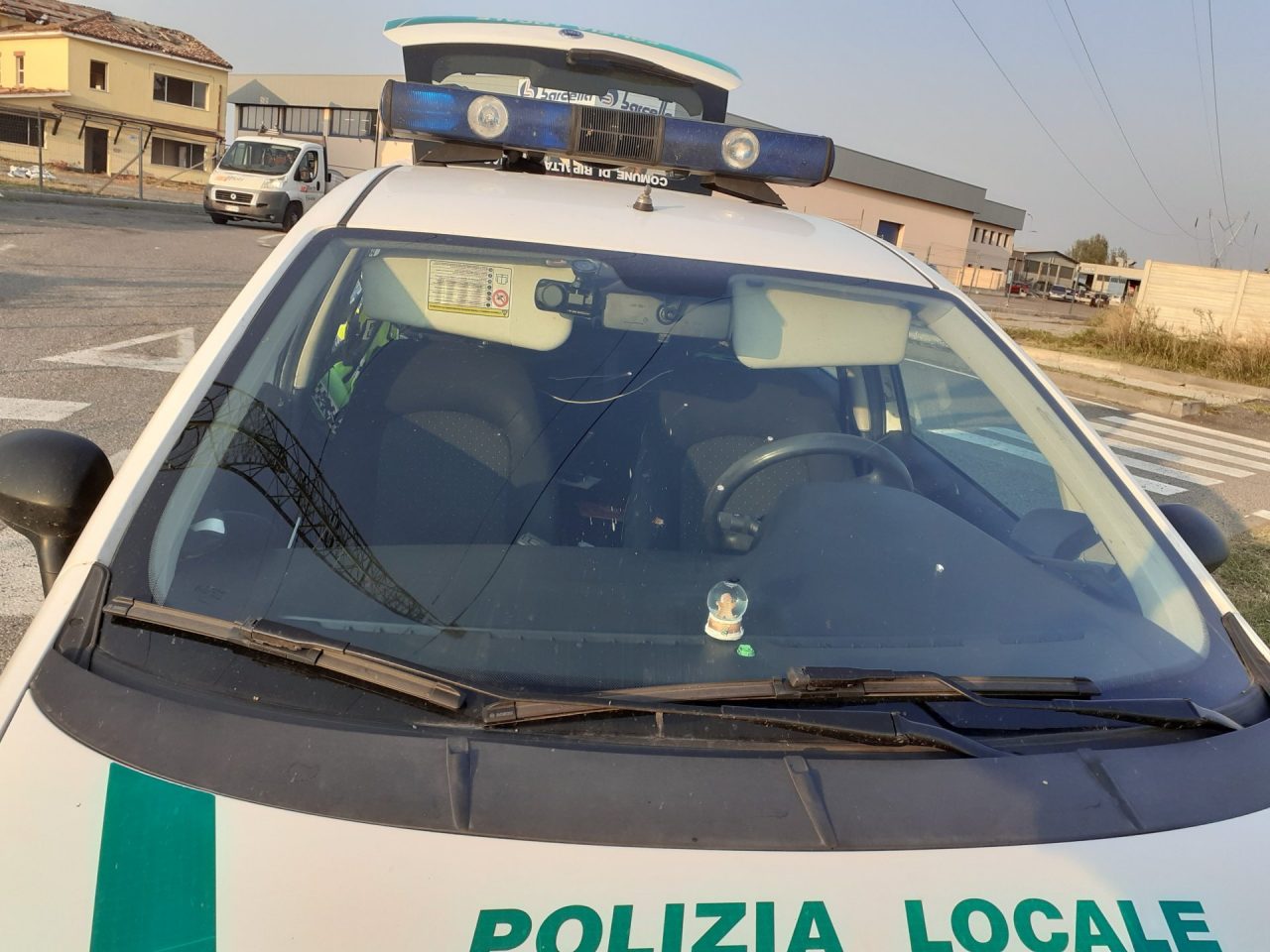 Fermati in monopattino dalla Polizia locale, uno aggredisce gli agenti: minorenne denunciato