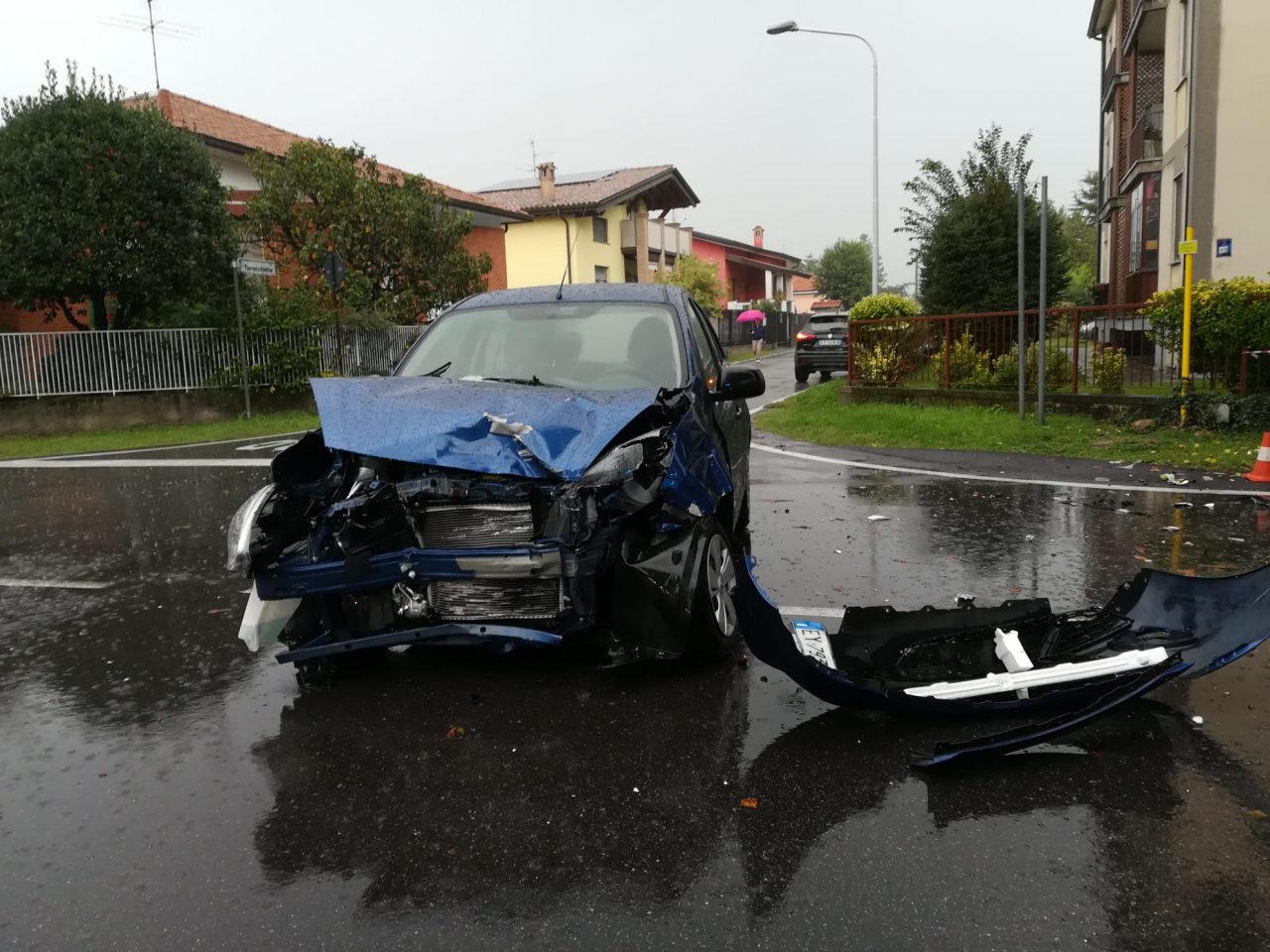 Incidente tra due auto, una travolge una donna a piedi FOTO