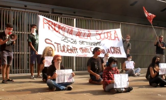 Studenti in piazza (anche a Bergamo) per ridare priorità alla scuola