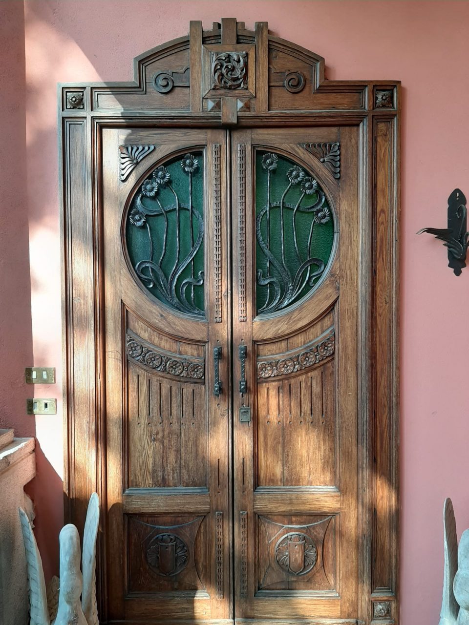 una porta con decorazioni liberty in vetro