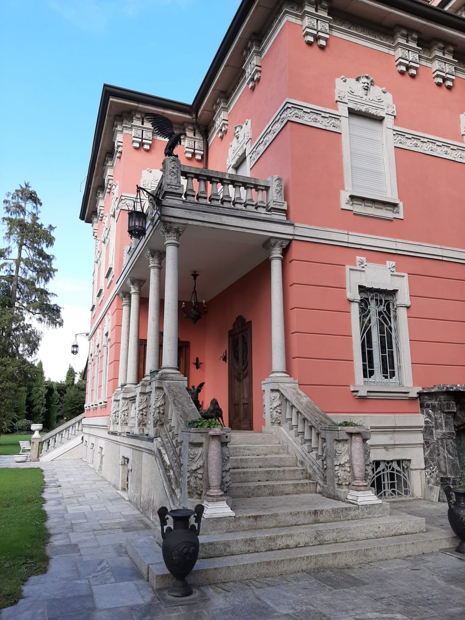 La villa, dall'esterno