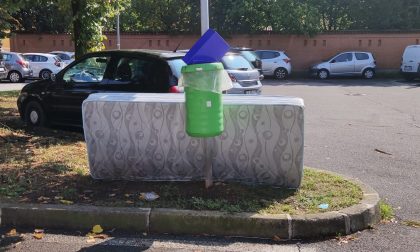 Rifiuti abbandonati in via Fermi spunta anche... un materasso FOTO