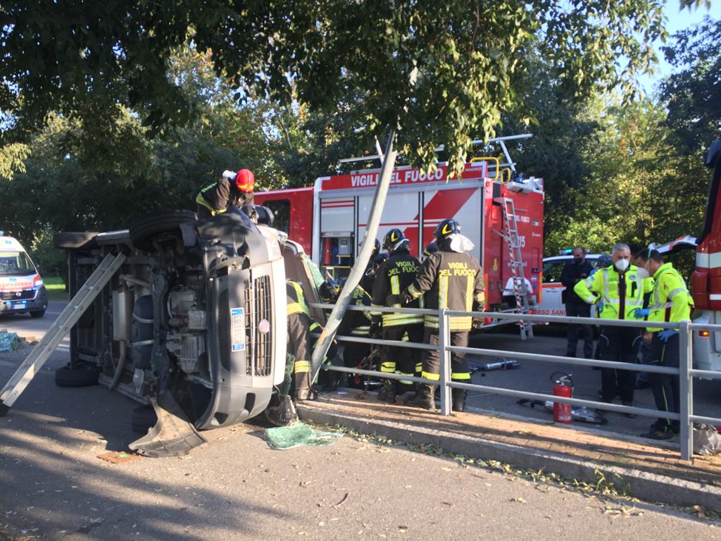 Esce di strada e si schianta contro il guardrail FOTO