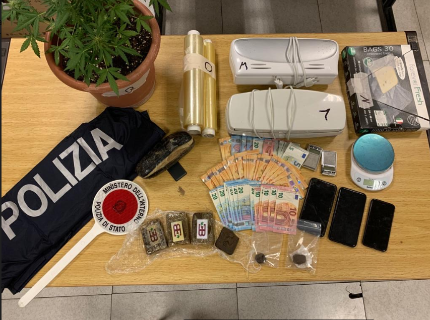 Nascondeva hashish ed eroina in giardino, arrestato spacciatore 24enne