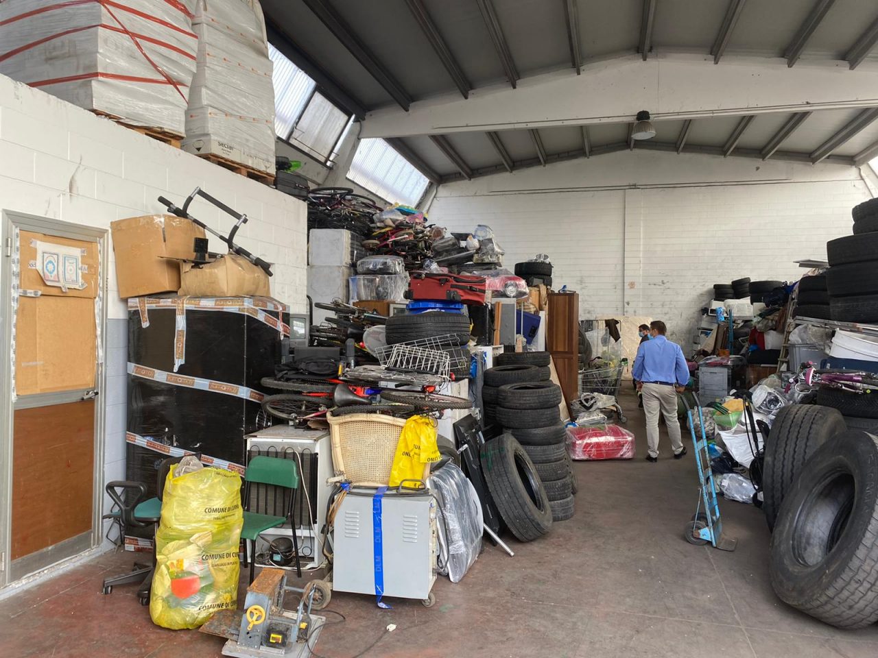 Lavoro nero e materiale pericoloso stoccato in magazzino, blitz in una ditta di Zingonia