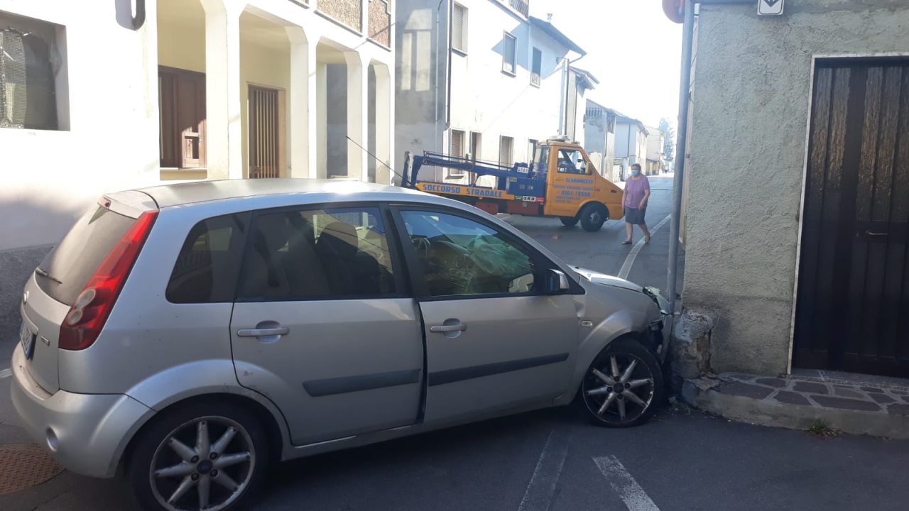 Accecato dal sole finisce con l’auto contro il muro