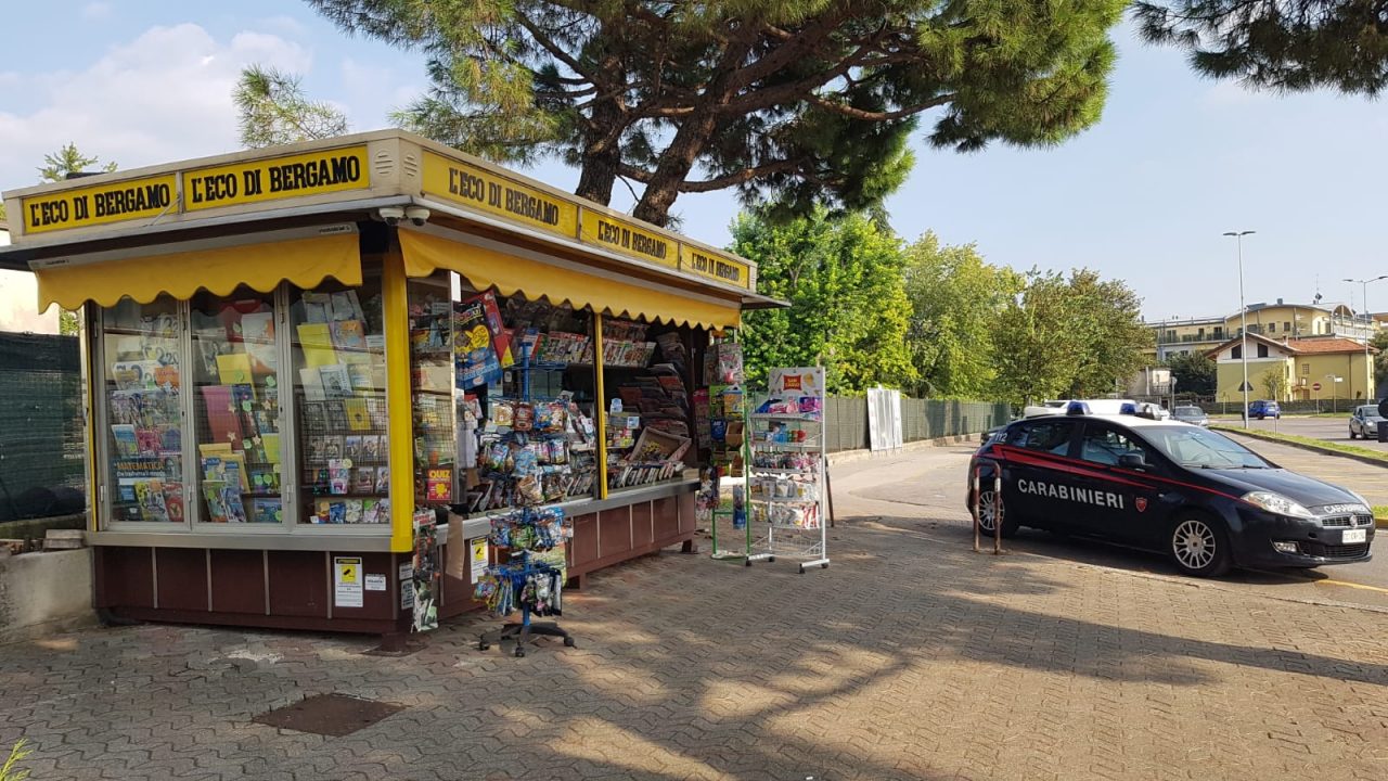 Forzano il tetto dell’edicola per rubare, poi la fuga: uno si finge svenuto in un cespuglio