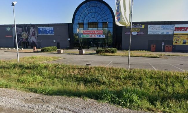 “Parcheggia” il cavallo al Centro commerciale e ruba una Bmw ma poi si schianta
