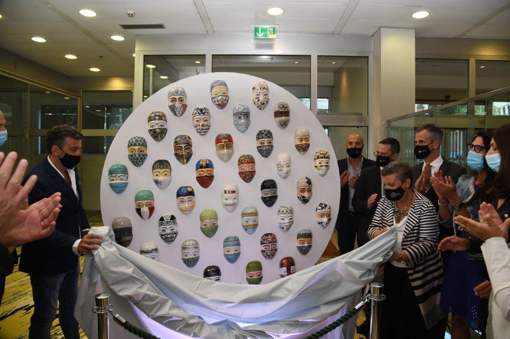 “La voce degli occhi”: una scultura in ceramica per le vittime del Covid-19