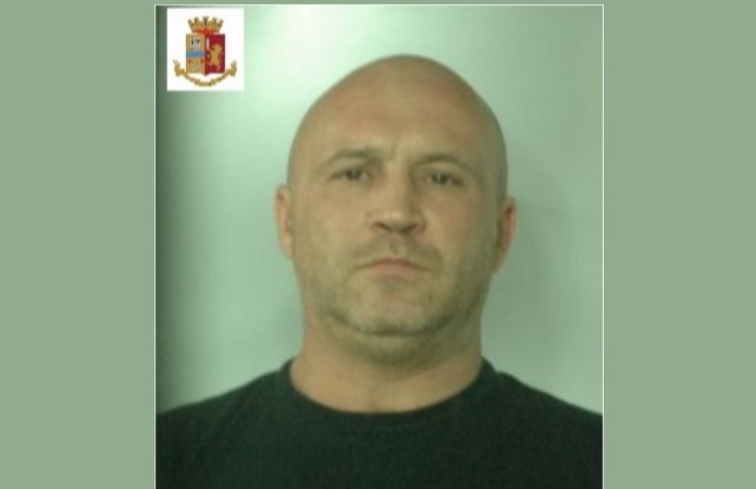 Super ricercato in Mercedes all’hotel: arrestato