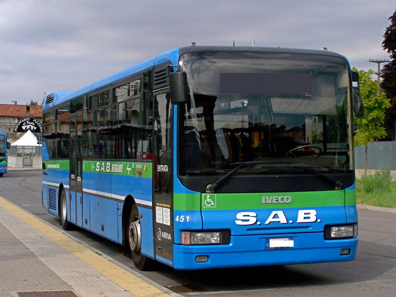 “Bus a orari diversi per italiani e migranti”, Angeloni: «Che schifo, l’apartheid a Bergamo»