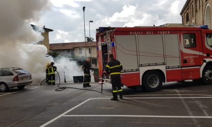 Brucia un'automobile, paura in centro a Calcio FOTO