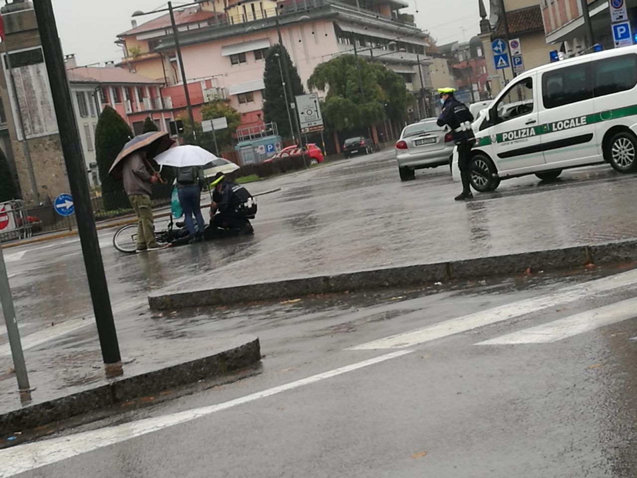 Ciclista investita in piazza Insurrezione