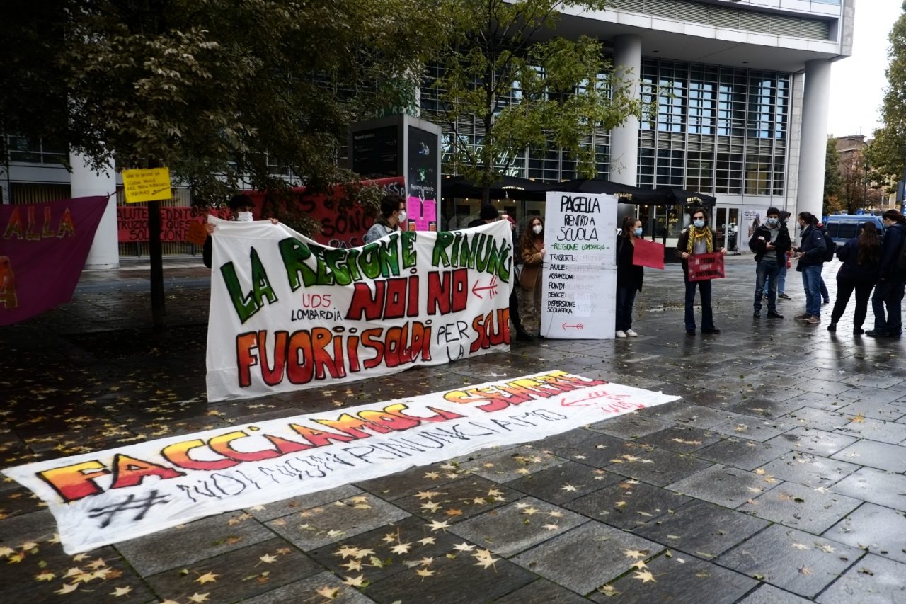 Studenti, docenti e genitori in protesta contro la didattica a distanza FOTO