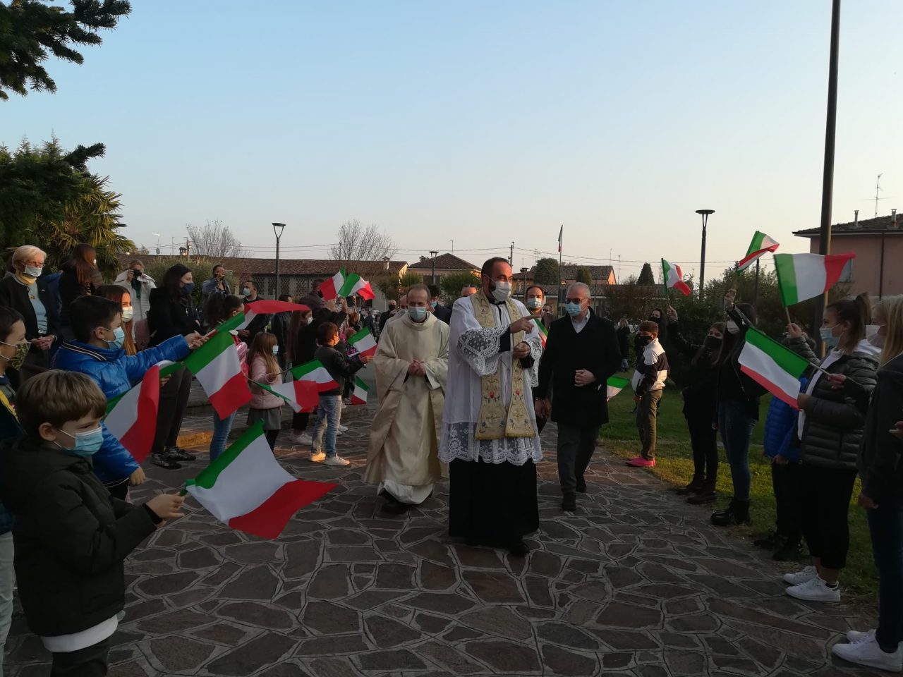 L’abbraccio della comunità di Nosadello al nuovo parroco don Mario Bonfanti FOTO