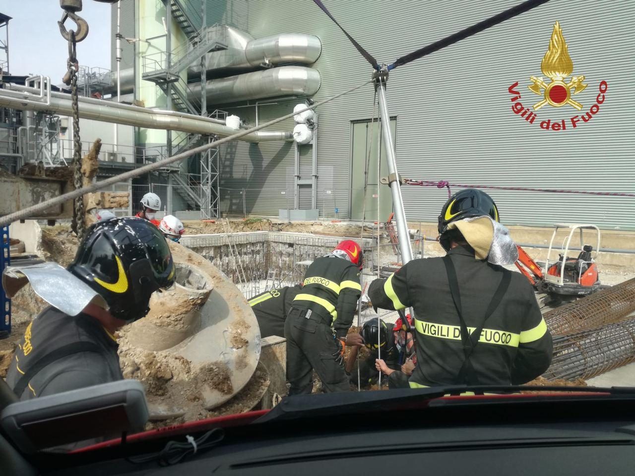 Cade per dieci metri in una perforazione nel terreno, gravissimo operaio