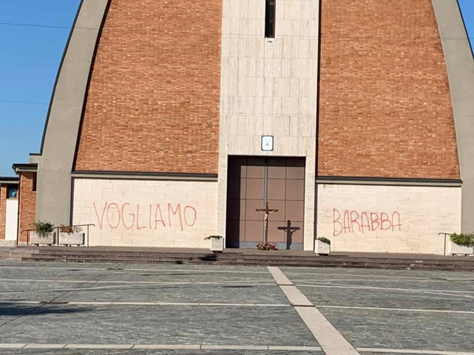 Imbrattò la chiesa con la vernice spray, vandalo ripreso dalle telecamere