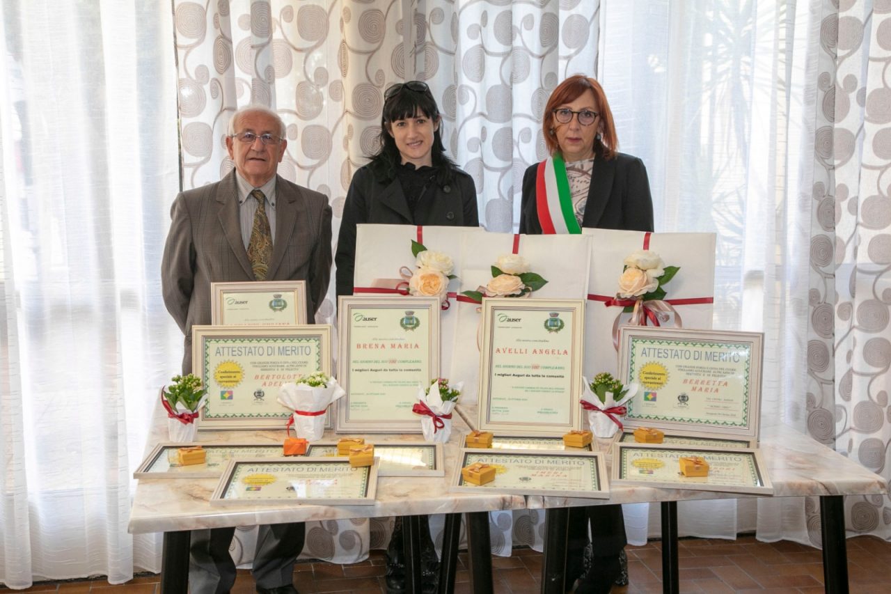 Il paese premia i suoi nonni centenari con la benemerenza cittadina FOTO