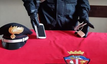 Al quiz della patente con il cellulare e un apparecchio per i suggerimenti: denunciato