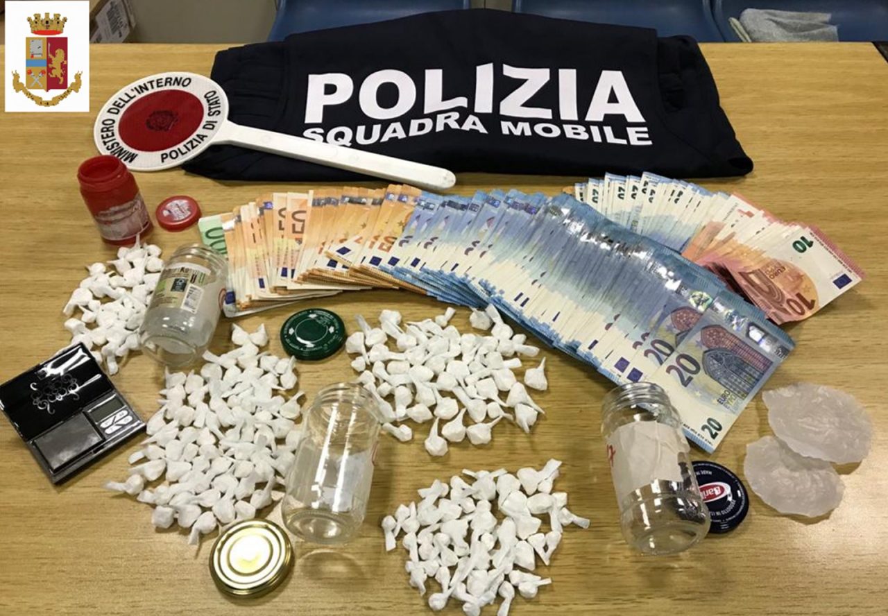 Droga sulle auto, pusher arrestato dalla Polizia