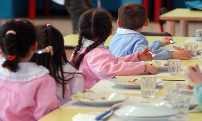 Niente chiacchiere a mensa: la decisione della preside per limitare i contagi