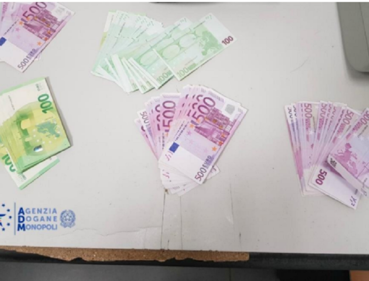 Denaro per 400mila euro e un chilo d’oro nascosti nelle valigie, 38 passeggeri sanzionati