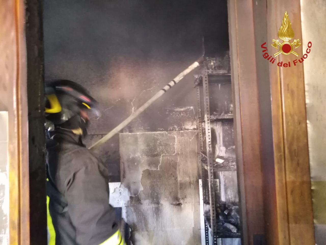 Fiamme nell’appartamento, Vigili del fuoco in azione in via Nazario Sauro FOTO