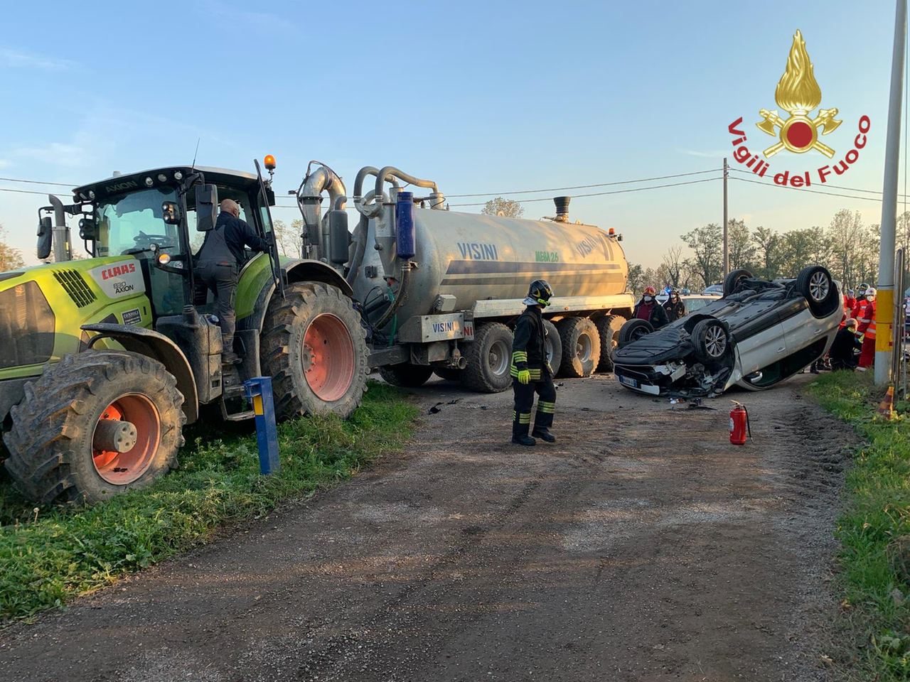 Colpita dal trattore in manovra finisce fuori strada FOTO
