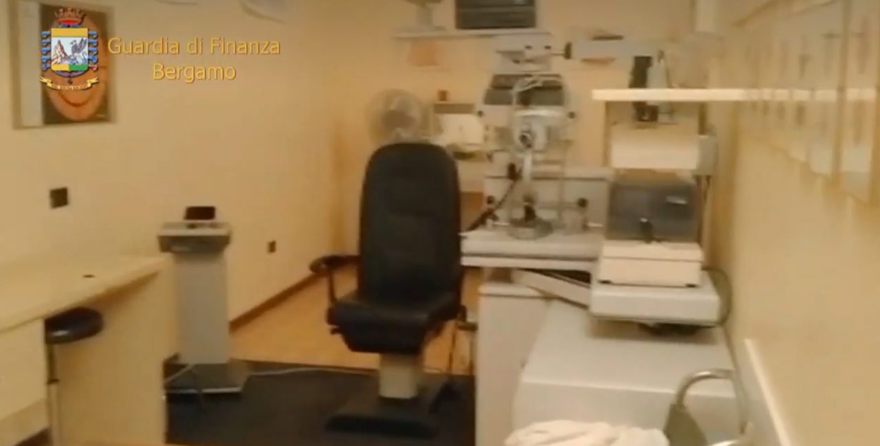 Niente laurea e zero tasse: falso oculista  bergamasco smascherato dalla GdF VIDEO
