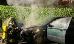 Auto in fiamme a Cassano, arrivano i pompieri FOTO