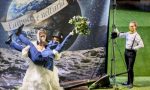 Un matrimonio “tamarro” sul prato (sintetico) del Teatro Donizetti