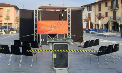 Palco e sedie vuote in mezzo alla piazza, la protesta di Fuori dal Coro contro il Dpcm