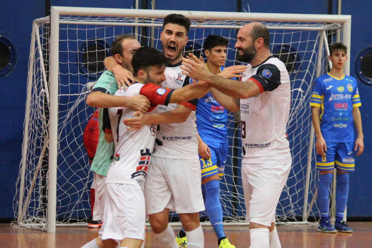 “Calcio a cinque: fermiamoci!”, la protesta del Videoton Crema