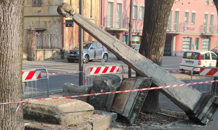 Obelisco della Peste pericolante, verrà restaurato non distrutto