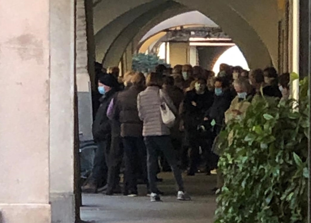 Assembramenti sotto i portici per i vaccini antinfluenzali, il Comune diffida i dottori