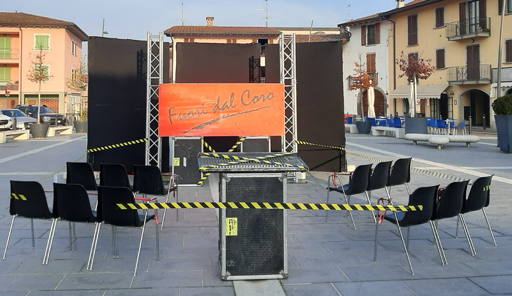 Palco e sedie vuote in mezzo alla piazza, la protesta di Fuori dal Coro contro il Dpcm