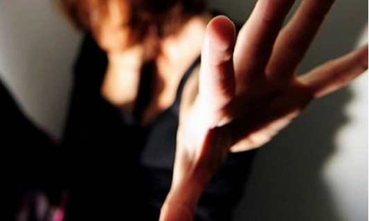 Imprenditore costringe una 18enne a drogarsi e ne abusa sessualmente