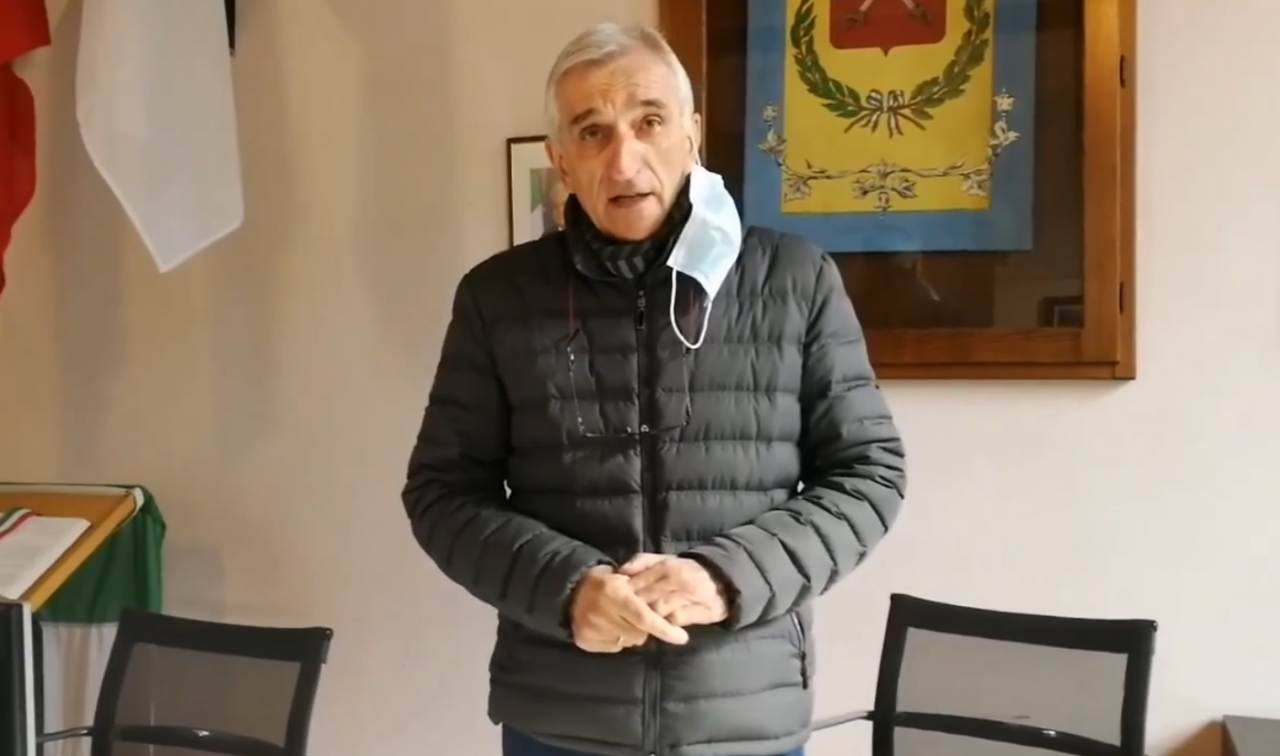 Aumentano i contagi a Spino: il sindaco rimprovera i fumatori