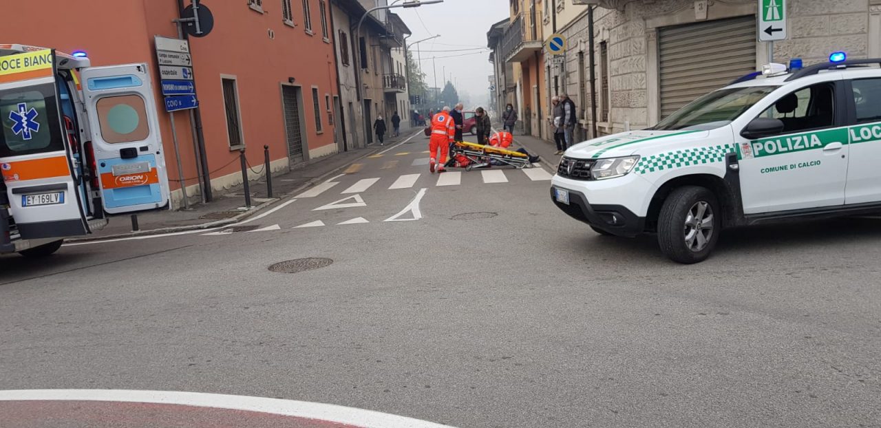 Investita mentre attraversa sulle strisce pedonali, è polemica  sulla rotonda delle “cinque vie”