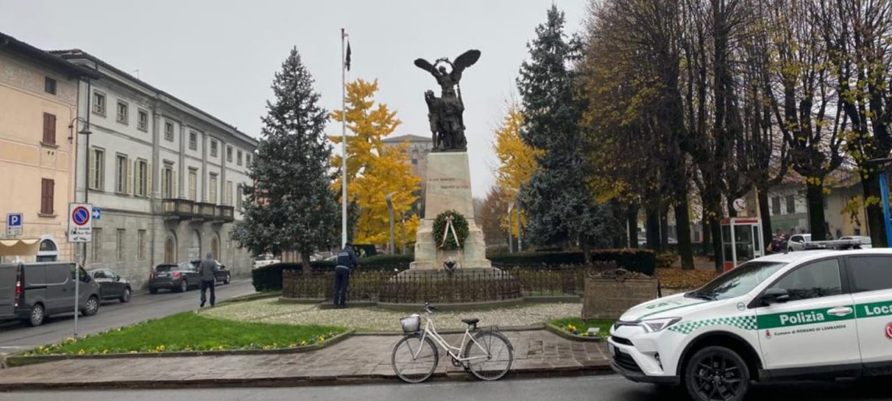 Ammaina il Tricolore e issa una bandiera nera al monumento dei caduti: denunciato FOTO