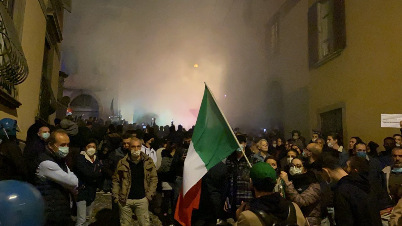 Scatta il lockdown, a Bergamo corteo di protesta fin sotto casa di Gori FOTO