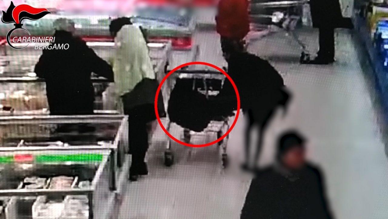 Così rubavano dai carrelli le donne arrestate a Caravaggio VIDEO