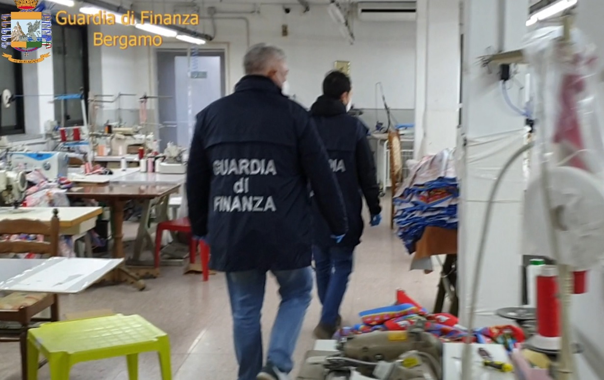 Cinesi assunti in nero per produrre mascherine: dormivano in fabbrica FOTO VIDEO