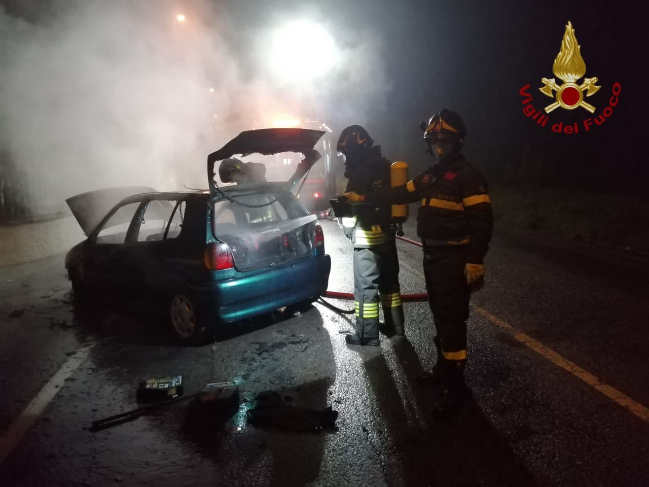 Auto in fiamme a Cividate, arrivano i Vigili del fuoco FOTO
