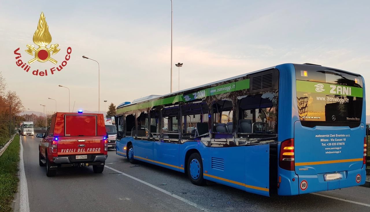 Schianto tra  bus studenti, Tir e betoniera: cinque ragazzi in ospedale FOTO