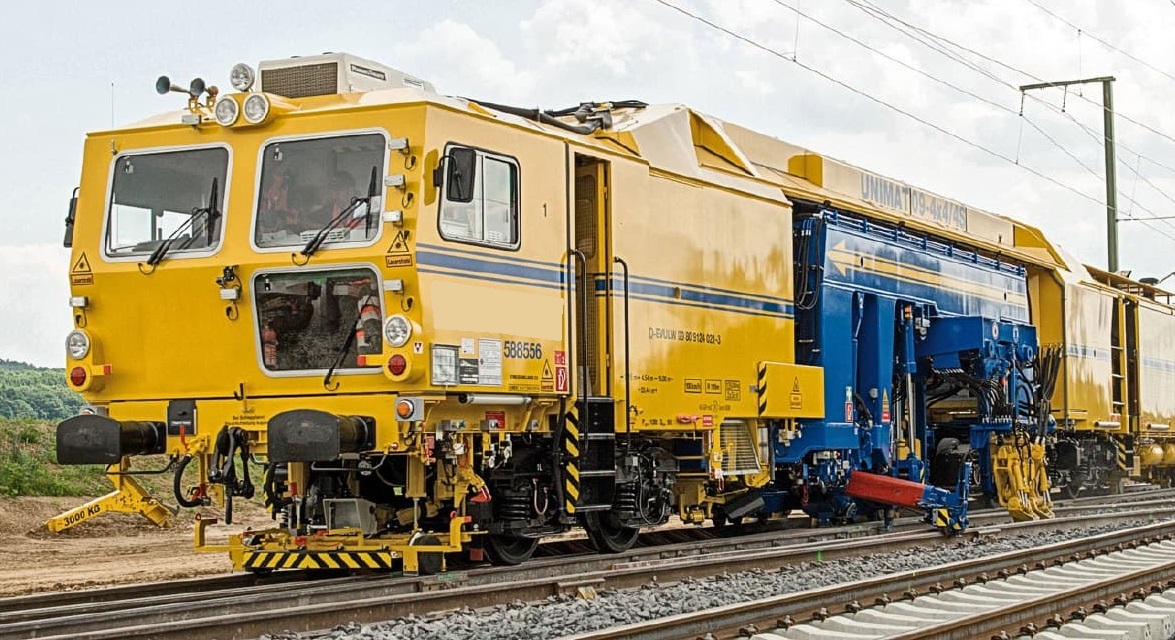 Al lavoro sui binari, la locomotiva gli trancia il piede: gravissimo operaio